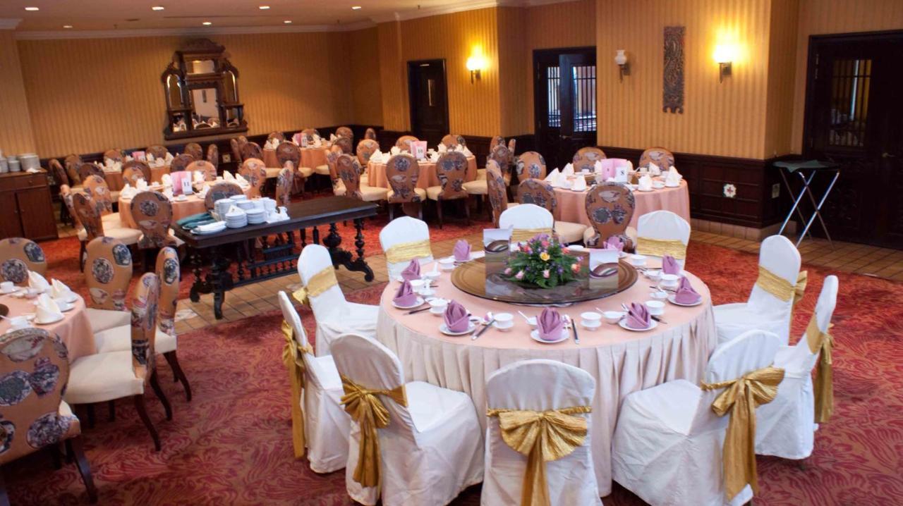 Mines Beach Resort Hotel Seri Kembangan Exterior foto